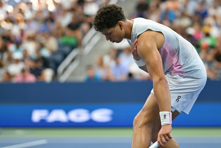 Ben Shelton souffrant de l'épaule gauche contraint à l'abandon face à Adrian Mannarino à l'US Open, le 29 août 2025