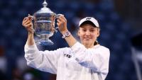 La Kazakhstanaise Elena Rybakina brandit le trophée après avoir remporté la finale de l'US Open face à la Bélarusse Aryna Sabalenka, à New York, le 12 septembre 2026