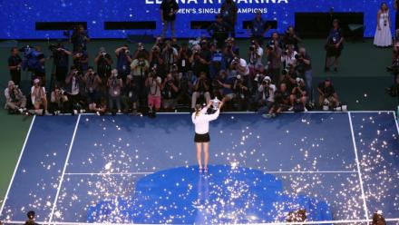 La Kazakhstanaise Elena Rybakina brandit le trophée après avoir remporté la finale de l'US Open face à la Bélarusse Aryna Sabalenka, à New York, le 12 septembre 2026
