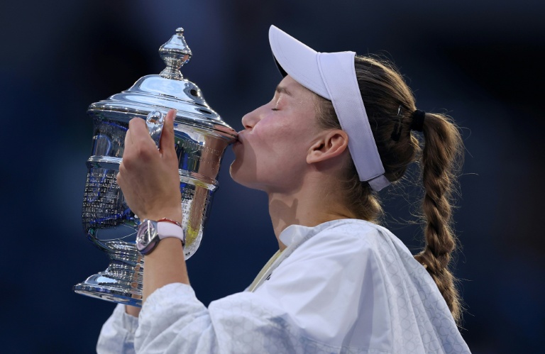 La Kazakhstanaise Elena Rybakina embrasse le trophée après avoir remporté la finale de l'US Open face à la Bélarusse Aryna Sabalenka, à New York, le 12 septembre 2026