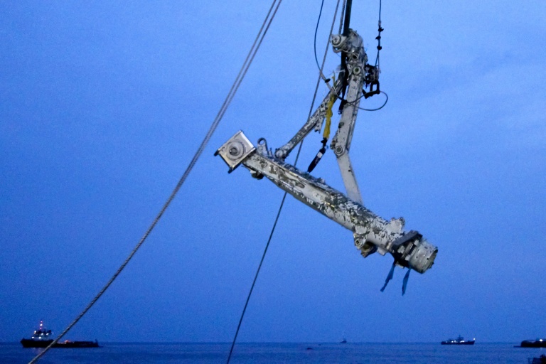 Une partie du train d'atterrissage du Boeing 737 MAX 8 de Lion Air qui était tombé en mer le 29 octobre 2018 peu après son décollage de Jakarta
