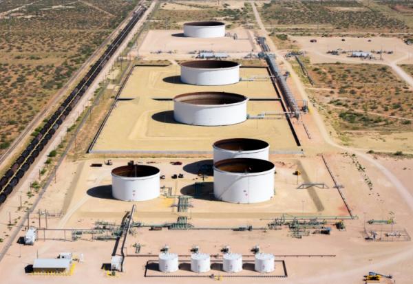 Vue aérienne des installations d'Exxon/Mobil le 13 août 2026 à Wink, au Texas. 