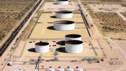 Vue aérienne des installations d'Exxon/Mobil le 13 août 2026 à Wink, au Texas. 