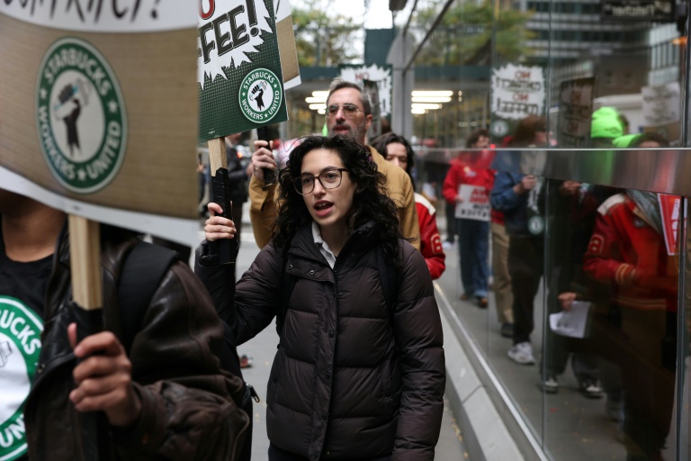Manifestation d'employés de Starbucks devant un café de l'entreprise à New York, le 28 octobre 2025