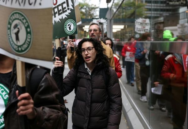 Manifestation d'employés de Starbucks devant un café de l'entreprise à New York, le 28 octobre 2025
