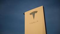 Le logo de Tesla sur un panneau à Hawthorne, en Californie, le 9 août 2022