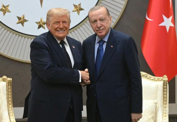 Le président américain Donald Trump (g) accueilli par le président tuc Recep Tayyip Erdogan à son arrivée à la base aérienne d'Etimesgut, près d'Ankara, le 7 juillet 2026, avant de participer au 36e sommet des chefs d'État et de gouvernement de l'Otan