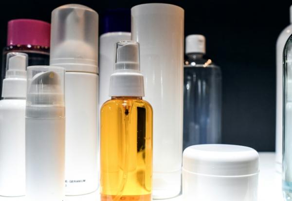 Utiliser moins de cosmétiques entraîne une baisse massive et rapide de la concentration de certains polluants chimiques et perturbateurs endocriniens (comme le bisphénol A) dans les urines chez l'humain, selon une étude