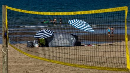 Des touristes sur la plage à Villers-sur-Mer, dans le Calvados, le 26 août 2026
