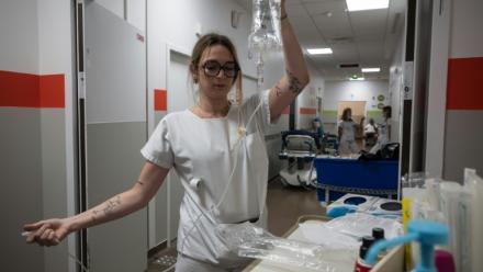 Une infirmière prépare une perfusion de réhydratation à l'hôpital de Purpan à Toulouse, le 23 juin 2023 lors d'un épisode de canicule en France