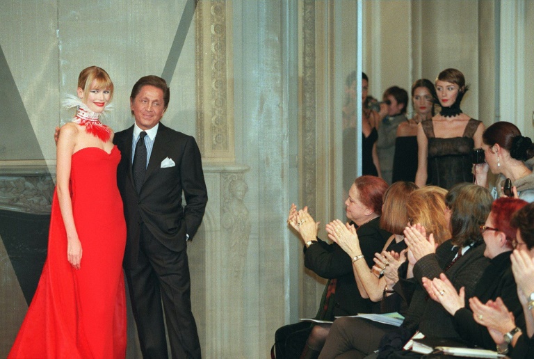 Claudia Schiffer et Valentino applaudis à l'issue du défilé du couturier, le 18 janvier 1997 à Paris, dans le cadre des collections de haute-couture printemps/été 1998.