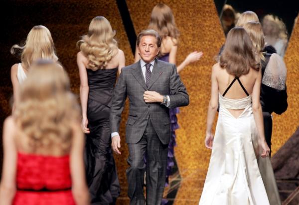 Le couturier Valentino Garavani à la fin de son défilé de prêt-à-porter automne-hiver 2008, le 28 février 2007 à Paris. 