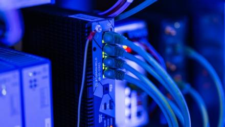 Des solutions de mise en réseau en cybersécurité pilotées par l'IA présentées lors de la 18e édition du forum InCyber dédié à la cybersécurité, au Grand palais de Lille, le 1er avril 2026