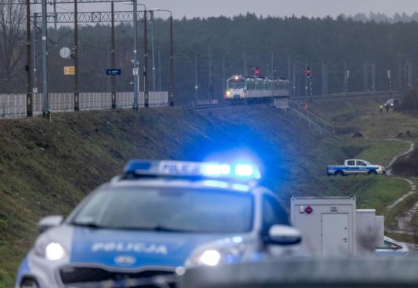 Des véhicules de la police polonaise stationnent aux abords d'une ligne de chemins de fer cible d'un "acte de sabotage", selon Varsovie,  le 17 novembre 2025 à Mika, près de Garwolin (centre).