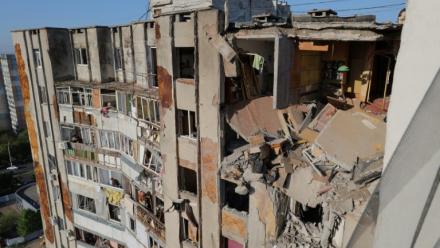 Un immeuble résidentiel endommagé par une attaque de drone à Odessa, le 1er mai 2025 en Ukraine