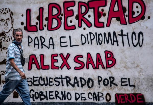 Un graffiti dans les rues de Caracas demandant "la liberté pour le diplomate Alex Saab kidnappé au Cap-Vert", le 23 février 2021