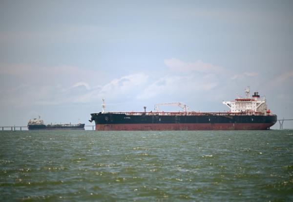 Le pétrolier Avril battant pavillon guinéen attend pour remplir ses cuves au terminal du Lac de Maracaibo, dans l'Etat de Zulia, le 9 mai 2025 au Venezuela