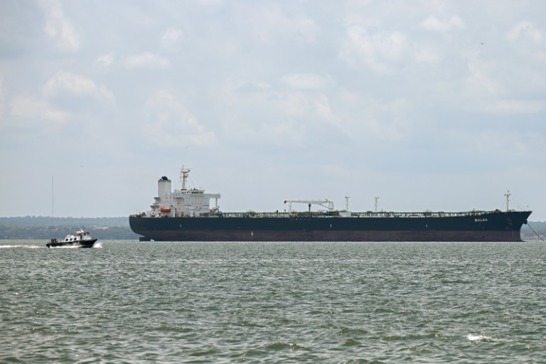 Le pétrolier panaméen Balsaattend pour remplir ses cuves au terminal du Lac de Maracaibo, dans l'Etat de Zulia, le 9 mai 2025 au Venezuela