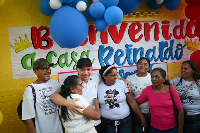 Reinardo Murillo accueilli chez lui par sa famille à son retour chez lui à San Fernando de Apure, le 26 février 2026,  après sa libération en vertu d'une loi d'amnistie au Venezuela