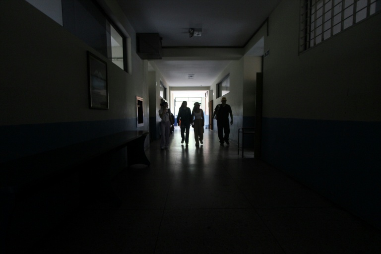 Des étudiants marchent dans un couloir sombre à l’université Los Andes, à San Cristóbal, dans l’État de Táchira, à la frontière avec la Colombie, le 11 septembre 2026. Les habitants  en ont assez des coupures de courant quotidiennes.
