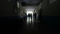 Des étudiants marchent dans un couloir sombre à l’université Los Andes, à San Cristóbal, dans l’État de Táchira, à la frontière avec la Colombie, le 11 septembre 2026. Les habitants  en ont assez des coupures de courant quotidiennes.
