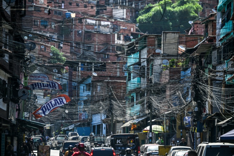 Des lignes électriques dans une rue du quartier poulaire de Petare, à Caracas, le 14 mai 2026.