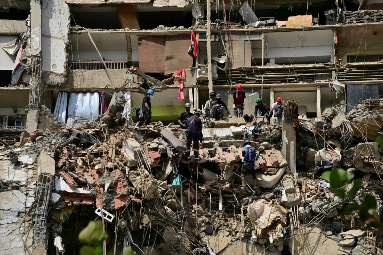 Des secouristes recherchent des victimes sur le site d'un immeuble effondré à Catia La Mar, dans l'État de La Guaira, le 6 juillet 2026 au Venezuela