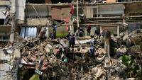 Des secouristes recherchent des victimes sur le site d'un immeuble effondré à Catia La Mar, dans l'État de La Guaira, le 6 juillet 2026 au Venezuela