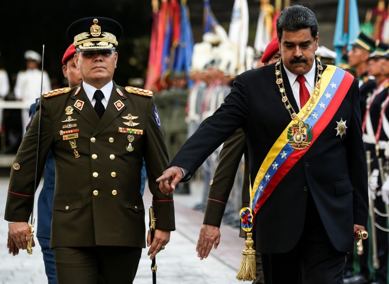 Le président vénézuélien déchu, Nicolas Maduro (à droite), marche aux côtés du ministre vénézuélien de la Défense, le général Vladimir Padrino Lopez (à gauche), lors d'une cérémonie militaire à Caracas, le 24 mai 2018