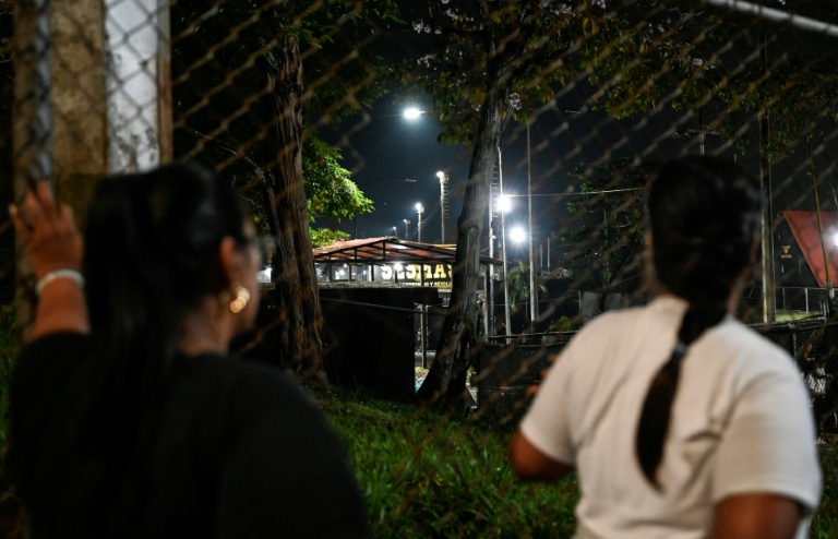 Des femmes devant la prison El Rodeo I, lors d'une veillée pour réclamer la libération de prisonniers politiques, le 9 avril 2026 à Guatire, au Venezuela