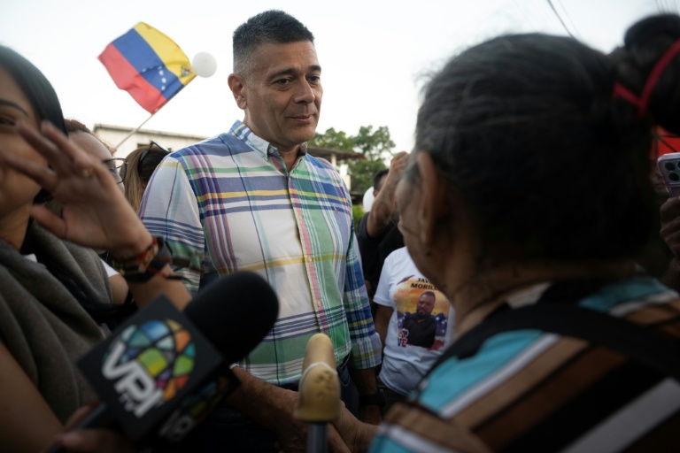 L'opposant et ancien détenu, Freddy Superlano, parle avec des proches de prisonniers devant la prison El Rodeo I à Guatire, le 2 mars 2026 au Venezuela