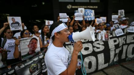 "Il n’y a pas de liberté !", proteste Diego Casanova, 30 ans, au mégaphone devant le Parquet à Caracas, le 28 mai 2026