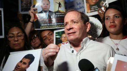 La figure de l'opposition au Venezuela Juan Pablo Guanipa s'adresse aux médias après sa libération de la prison Helicoide à Caracas, le 8 février 2026