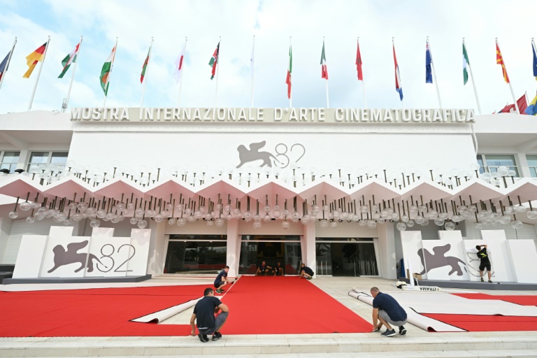 Des ouvriers intallent le tapis rouge à la veille de l'ouverture de la 82e Mostra de Venise, le 26 aûut 2025
