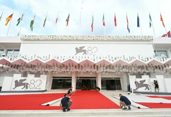 Des ouvriers intallent le tapis rouge à la veille de l'ouverture de la 82e Mostra de Venise, le 26 aûut 2025