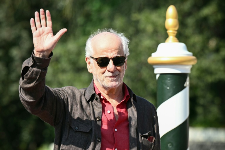 L'acteur italien Toni Servillo arrive à l'embarcadère Excelsior à la veille de la 82e Mostra de Venise, le 26 août 2025