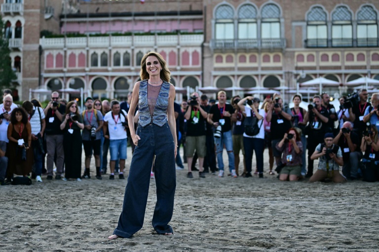 L'actrice italienne et animatrice des cérémonies d'ouverture et de clôture de la 82e Mostra de Venise, Emanuela Fanelli, sur la plage de l'hôtel Excelsior au Lido de Venise, le 26 août 2025