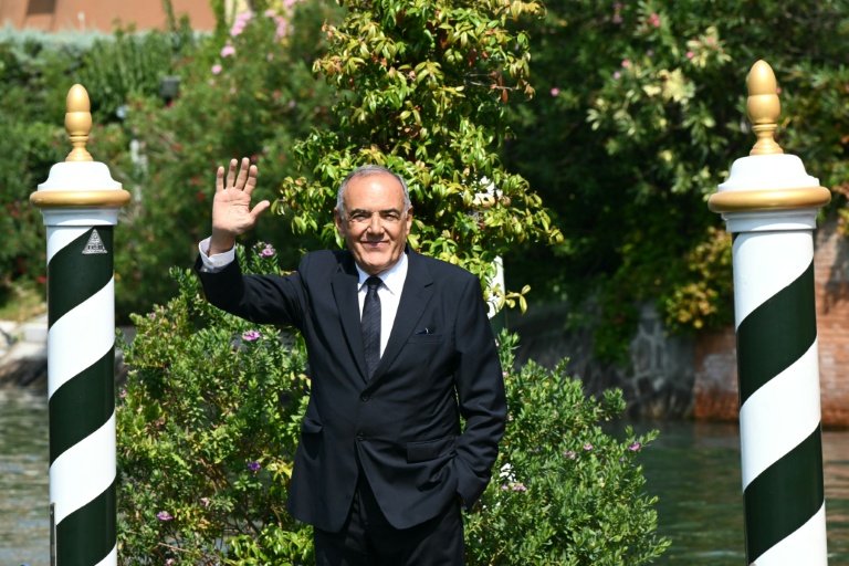 Le directeur de la Mostra de Venise, Alberto Barbera, arrive à l'embarcadère Excelsior à la veille de la 82e édition du festival, le 26 août 2025