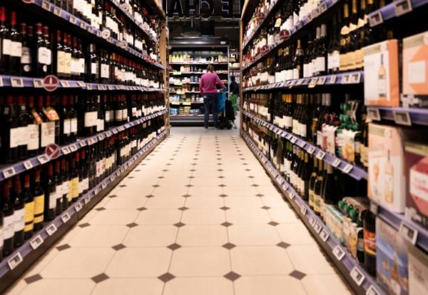 Le rayon alcools d'un supermarché à Issy-les-Moulineaux, près de Paris, le 16 mai 2025