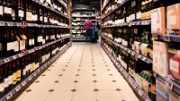 Le rayon alcools d'un supermarché à Issy-les-Moulineaux, près de Paris, le 16 mai 2025