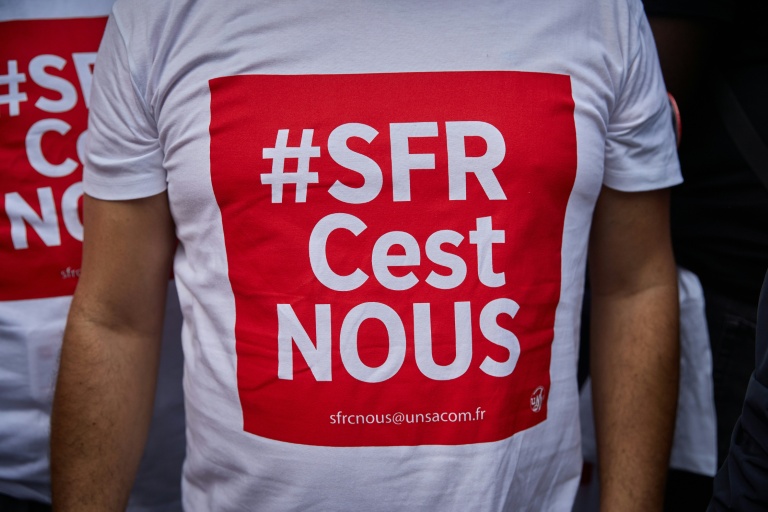 Salariés de SFR manifestant devant le siège de la maison-mère Altice, à Paris le 24 septembre 2026, à l'appel des syndicats UNSA, CFDT et CFTC pour protester contre la vente de la société.
