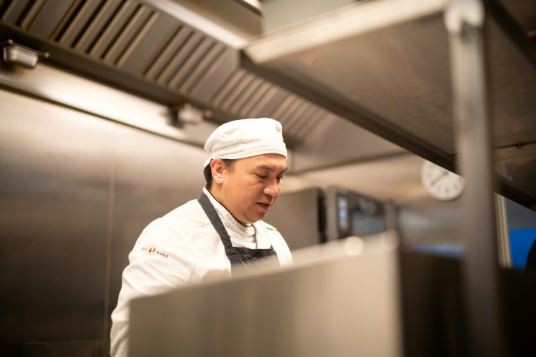 Owie Garciano, un cuisinier philippin, dans un établissement de la ville d'Ilulissat, au Groenland, où quelque 1.200 Philippins se sont installés, le 18 mars 2026
