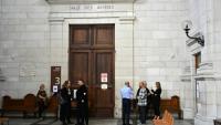 Le compagnon d'Agnès Lassalle, Stéphane Voirin, parle à des avocats au tribunal de Pau, le 21 avril 2026