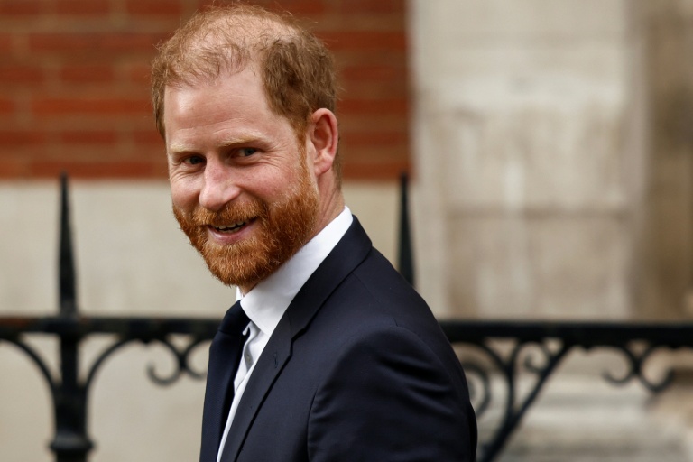 Le prince Harry quitte la Haute Cour de Londres, en Angleterre, le 20 janvier 2026, à l'issue de la deuxième journée du procès qui l'oppose à un grand groupe de presse britannique