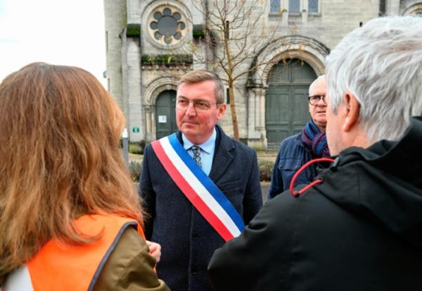 Le maire de Verdun, Samuel Hazard, lors d'une manifestation devant l'église Saint-Jean-Baptiste, à Verdun, dans la Meuse, le 15 novembre 2025