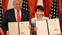 La Première ministre japonaise Sanae Takaichi et le président américain Donald Trump signent un accord à Tokyo, le 28 octobre 2025