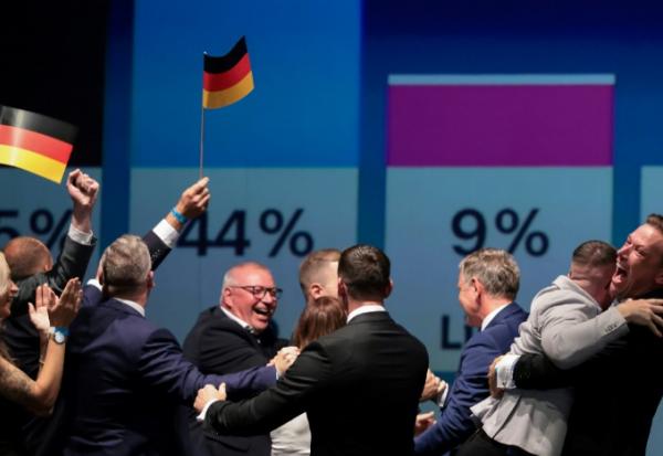 Des membres et des sympathisants du parti d'extrême droite allemand AfD après l'annonce des premiers résultats à Magdebourg, dans l’est de l'Allemagne, le 6 septembre 2026