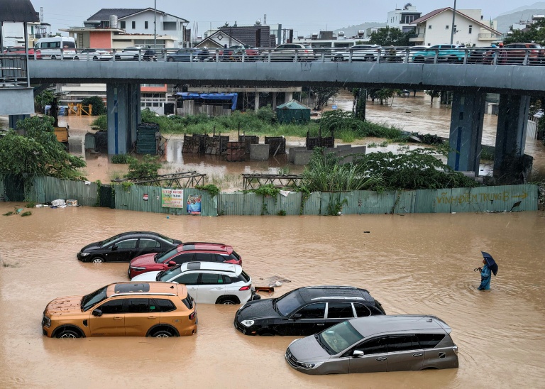 Des véhicules inondés à Nha Trang, au Vietnam, le 20 novembre 2025