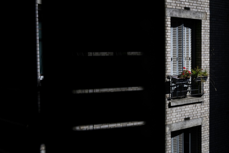 Une fenêtre aux volets fermés pour protéger le logement contre le soleil, le 8 juillet 2026 à Paris, lors d'une vague de chaleur en France
