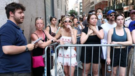 Des admirateurs de la chanteuse Taylor Swift à l'extérieur du Madison Square Garden à New York à l'occasion du mariage de la pop star avec le joeur de fotballa américain Travis Kelce, le 3 juillet 2026.